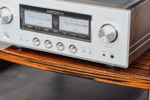 Amplificateur blanc de luxe avec VU-mètres analogiques
