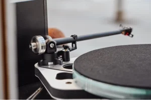 Gros plan sur le bras de lecture d'une platine vinyle