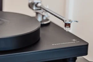 Gros plan sur cellule et bras de lecture d'une platine vinyle
